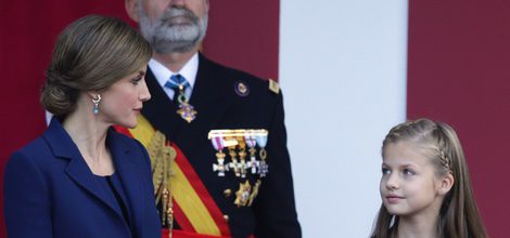 Doña Letizia con su traje de Felipe Varela junto con su hija la Princesa Leonor