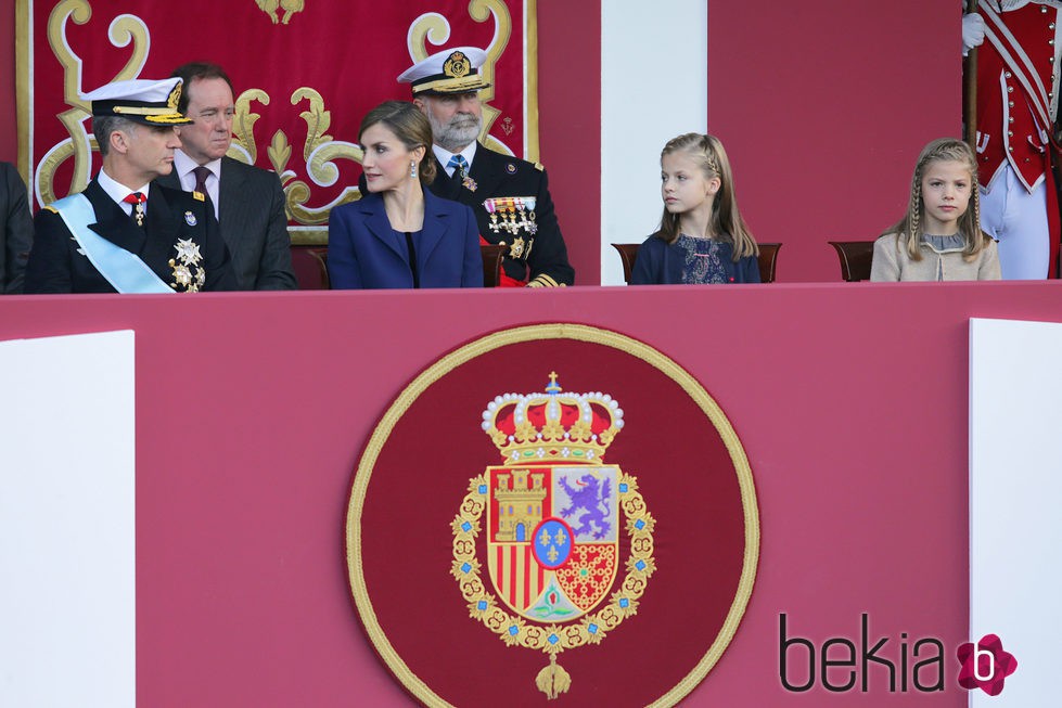 Doña Letizia con su traje de Felipe Varela junto con su familia en la Tribuna 