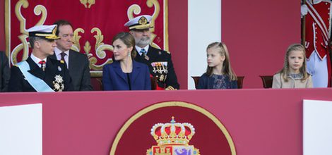 Doña Letizia con su traje de Felipe Varela junto con su familia en la Tribuna 