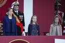 La princesa Leonor y la Infanta Sofía con vestidos de Nanos en el Día de la Hispanidad junto a su madre la Reina Letizia