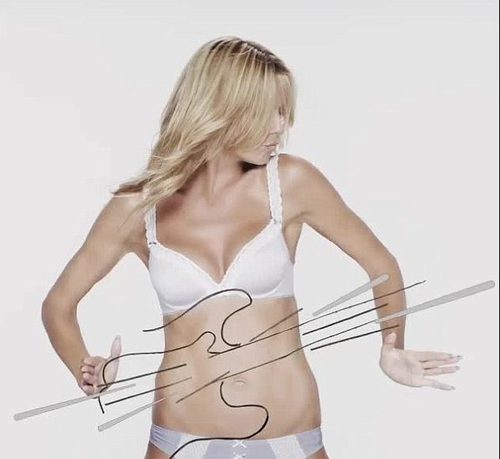 Heidi Klum con conjunto blanco como imagen de campaña de Macy's