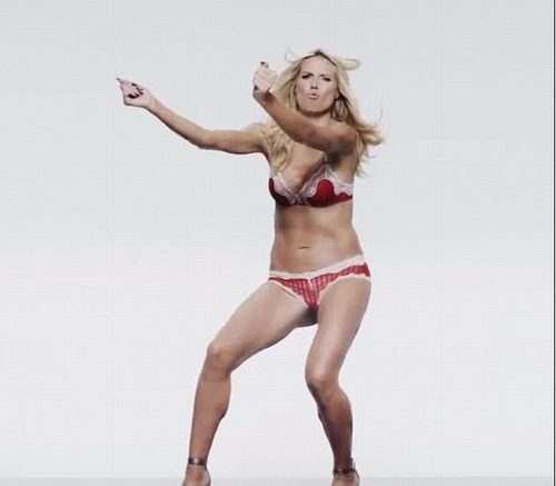 Heidi Klum con conjunto rojo y blanco como imagen de nueva campaña de Macy's
