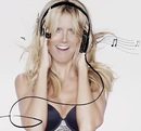 Heidi Klum con sujetador negro de encaje como imagen de campaña de Macy's