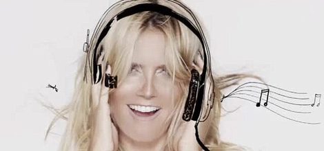 Heidi Klum con sujetador negro de encaje como imagen de campaña de Macy's