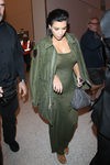 Kim Kardashian con vestido y chaqueta verde militar en su segundo embarazo