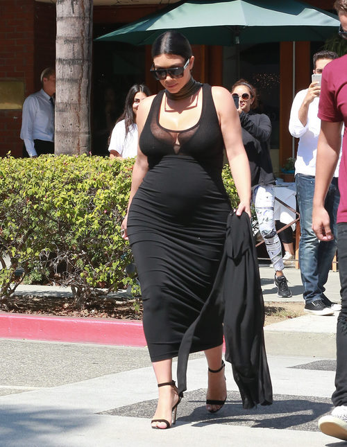 Kim Kardashian con vestido largo negro con transparencias en su segundo embarazo
