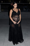 Kim Kardashian con vestido negro en su segundo embarazo