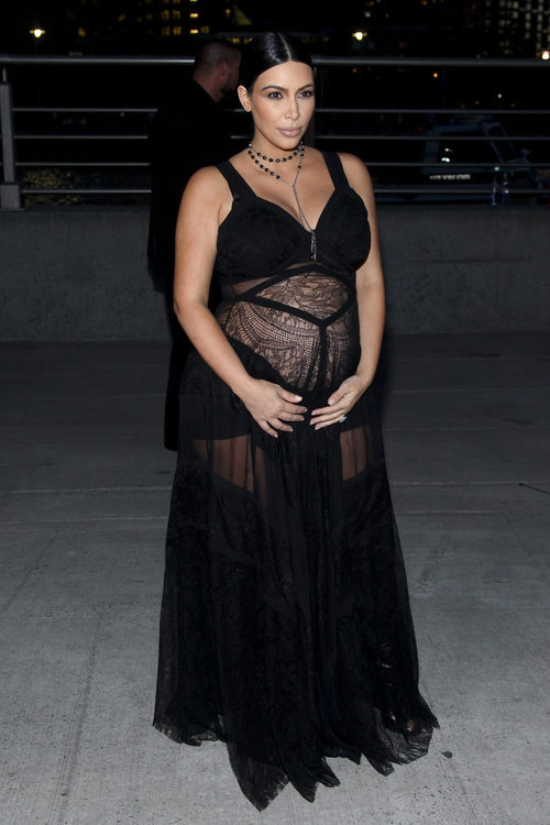 Kim Kardashian con vestido negro en su segundo embarazo