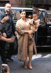 Kim Kardashian con look entero beige en su segundo embarazo