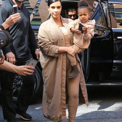 Kim Kardashian con look entero beige en su segundo embarazo