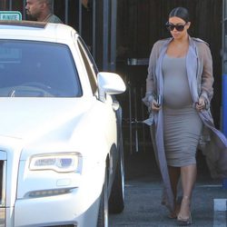 Kim Kardashian con vestido beige y chaqueta con transparencias en su segundo embarazo