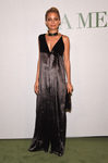 Nicole Richie con un mono largo negro aterciopelado