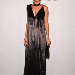Nicole Richie con un mono largo negro aterciopelado