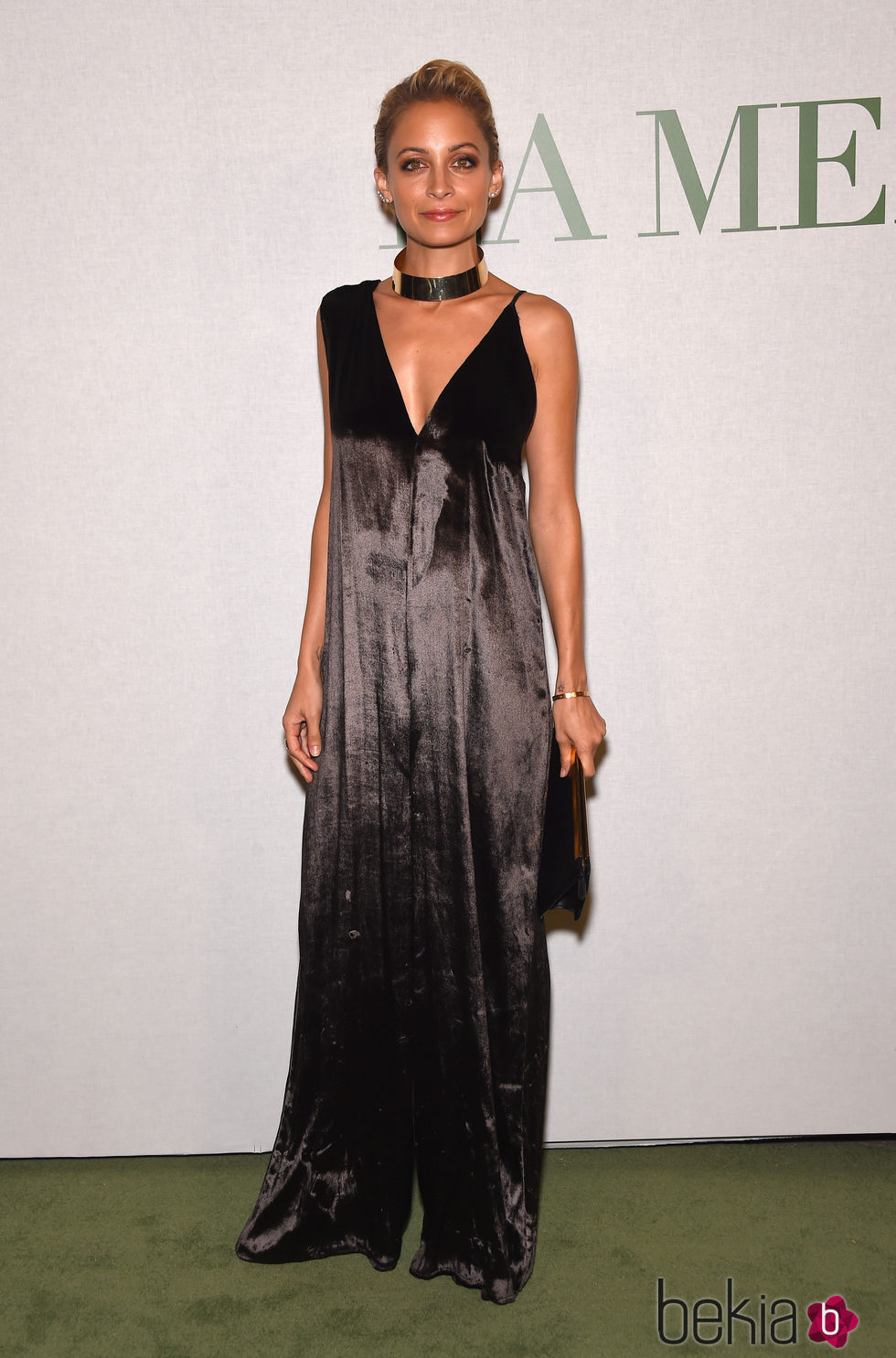 Nicole Richie con un mono largo negro aterciopelado