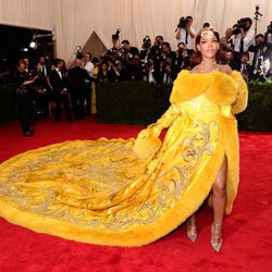 Rihanna en la Gala Met del año 2015 con vestido de temática china