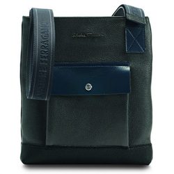 Bolso verde-grisáceo de la colección otoño 2015 de Salvatore Ferragamo