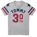 Camiseta gris de la colección cápsula 2015 del 30 aniversario de Tommy Hilfiger