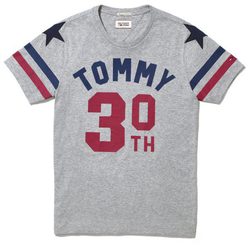 Camiseta gris de la colección cápsula 2015 del 30 aniversario de Tommy Hilfiger