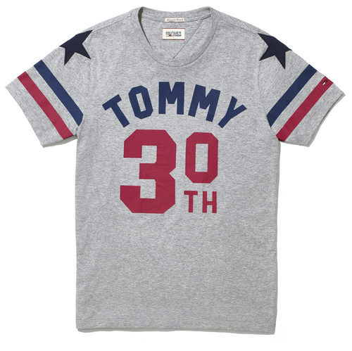 Camiseta gris de la colección cápsula 2015 del 30 aniversario de Tommy Hilfiger