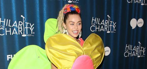Miley Cyrus con diseño maxi-flor de Ágatha Ruiz de la Prada