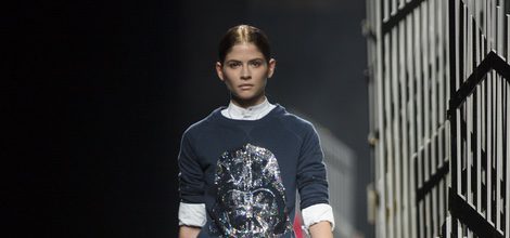 Sudadera azul marino de la colección cápsula 'Star Wars' de Alvarno