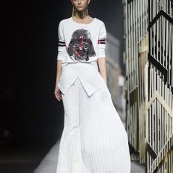 Sudadera blanca y falda larga blanca de la colección cápsula 'Star Wars' primavera/verano 2016 de Alvarno