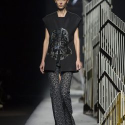 Chaleco negro y pantalón de print animal de la colección cápsula 'Star Wars' primavera/verano 2016 de Alvarno