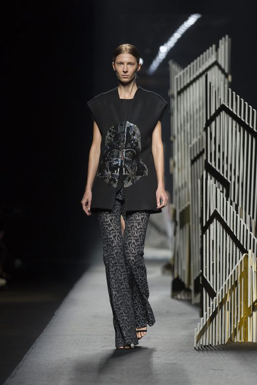 Chaleco negro y pantalón de print animal de la colección cápsula 'Star Wars' primavera/verano 2016 de Alvarno