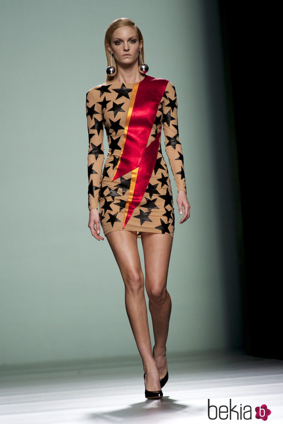 Vestido con estrellas y rayo rojo de la colección otoño/invierno 2015/2016 de María Escoté