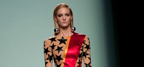Vestido con estrellas y rayo rojo de la colección otoño/invierno 2015/2016 de María Escoté
