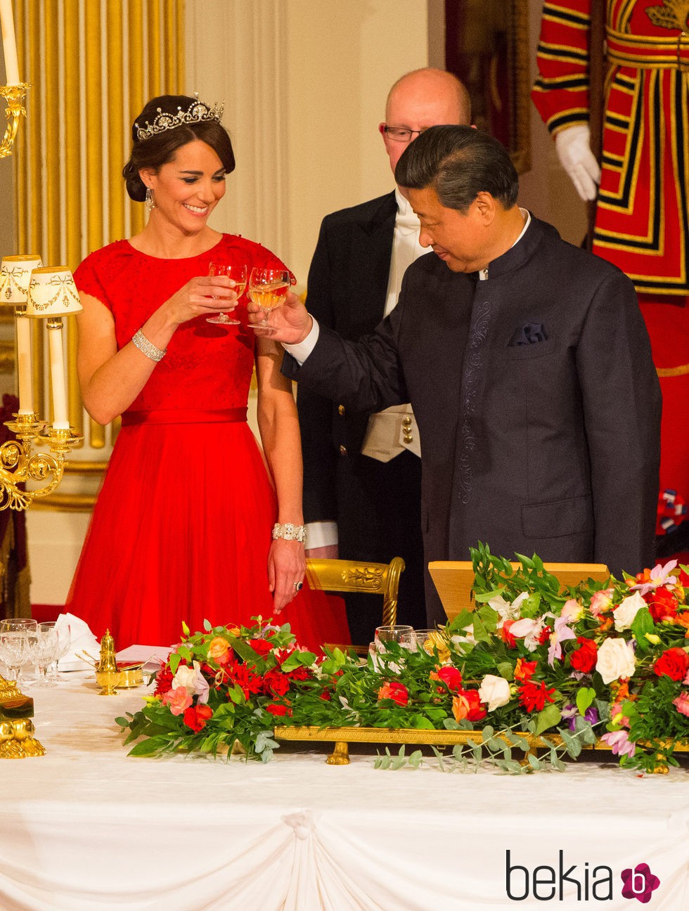 Duquesa de Cambridge Kate Middleton con vestido rojo en su primera cena de Estado