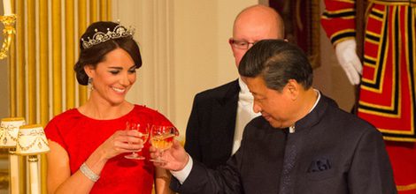 Duquesa de Cambridge Kate Middleton con vestido rojo en su primera cena de Estado