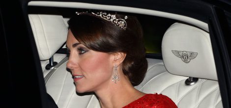 Duquesa de Cambridge con corona de diamantes en el coche yendo hacia su primera cena de Estado