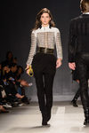 Kendall Jenner con camiseta blanca y pantalón negro en el desfile de Balmain para H&M en Nueva York