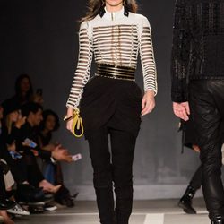 Kendall Jenner con camiseta blanca y pantalón negro en el desfile de Balmain para H&M en Nueva York