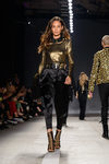 Joan Smalls con camisa dorada y pantalón negro en el desfile de Balmain para H&M en Nueva York