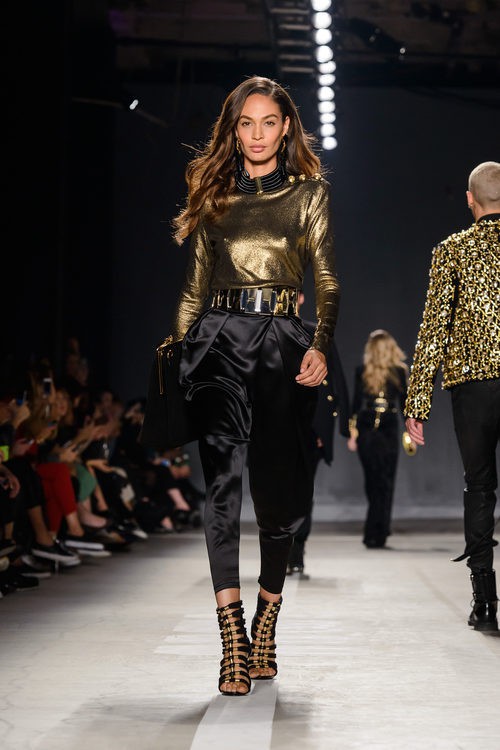 Joan Smalls con camisa dorada y pantalón negro en el desfile de Balmain para H&M en Nueva York