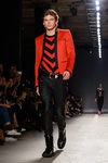 Jordan Barrett con camiseta de rayas y pantalón negro en el desfile de Balmain para H&M en Nueva York