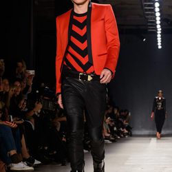 Jordan Barrett con camiseta de rayas y pantalón negro en el desfile de Balmain para H&M en Nueva York