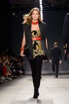  Nadja Bender con jumpsuit dorado y negro el desfile de Balmain para H&M en Nueva York