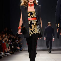  Nadja Bender con jumpsuit dorado y negro el desfile de Balmain para H&M en Nueva York