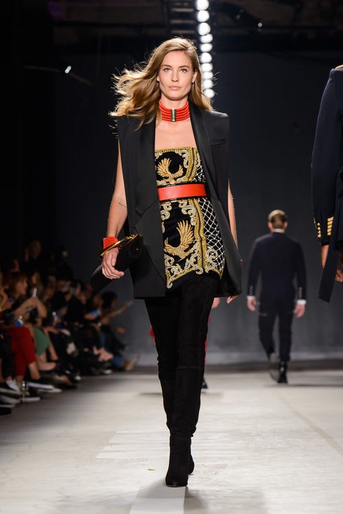  Nadja Bender con jumpsuit dorado y negro el desfile de Balmain para H&M en Nueva York