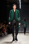 Modelo con chaqueta verde y pantalón negro en el desfile de Balmain para H&M en Nueva York