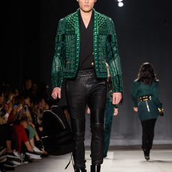 Modelo con chaqueta verde y pantalón negro en el desfile de Balmain para H&M en Nueva York