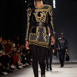 Senait Gidey con vestido dorado y negro en el desfile de Balmain para H&M en Nueva York
