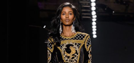 Senait Gidey con vestido dorado y negro en el desfile de Balmain para H&M en Nueva York