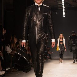 Jordan Barrett con mono de cuero negro en el desfile de Balmain para H&M en Nueva York