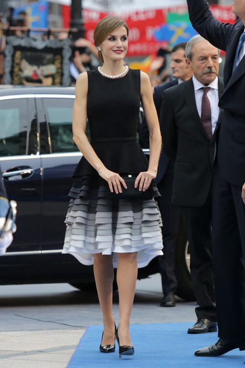 La Reina Letizia con un Felipe Varela en la entrega de los Premios Princesa de Asturias 2015