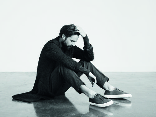 Jack Guinness con zapatillas de la primera colección para hombre de Superga otoño/invierno 2015/2016