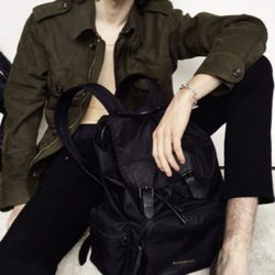 Modelos posando para el lanzamiento de la colección primavera/verano 2016 de Burberry en Snapchat